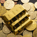 Lingotti d'oro puri incisi con peso e purezza, simbolo di investimento sicuro e protezione finanziaria.