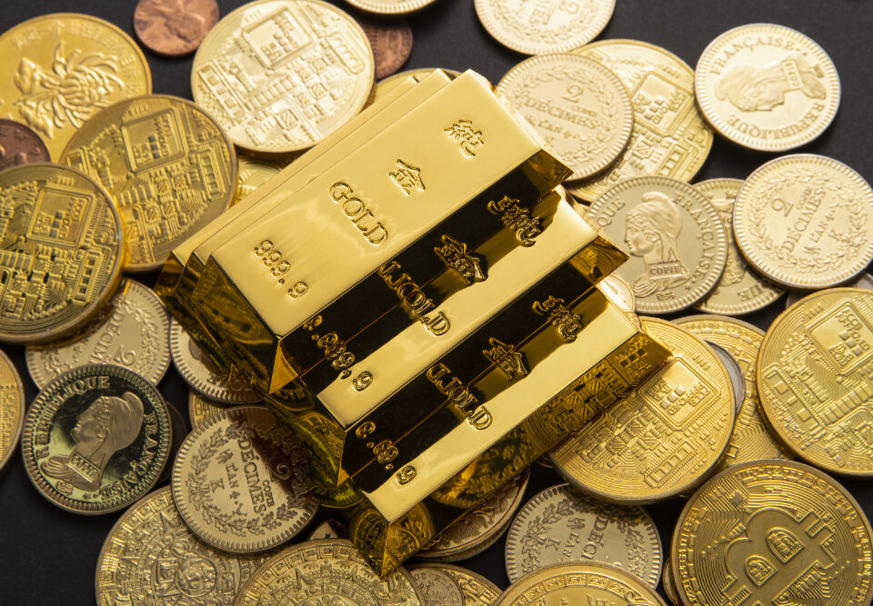 Lingotti d'oro puri incisi con peso e purezza, simbolo di investimento sicuro e protezione finanziaria.